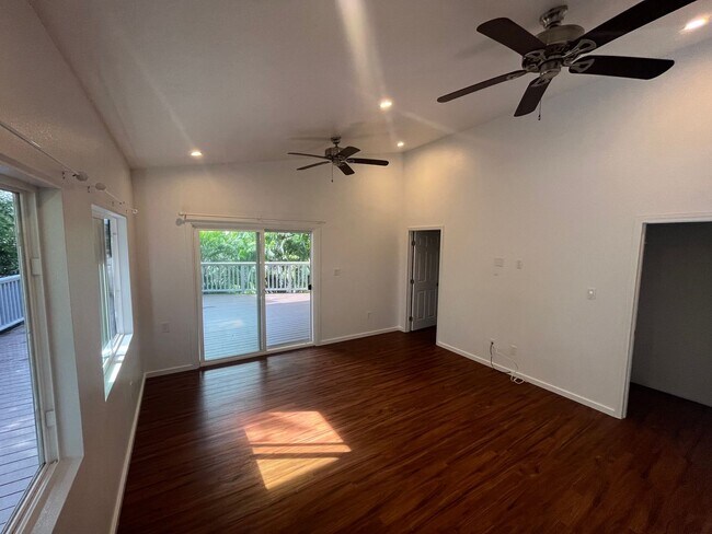 Building Photo - Renovated 6 Bedroom, 3.5 Bath Home with 2 Garages in Aina Haina