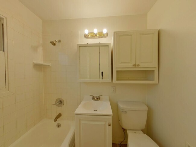 Building Photo - 3 Bedroom Home