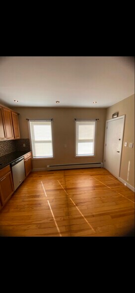 Building Photo - 44 Silver St