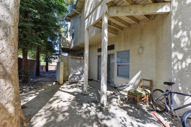 Building Photo - 4 Bedroom Townhome near UC Davis