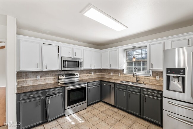 Building Photo - Check Out this 3 bed 2 bath Town Home!