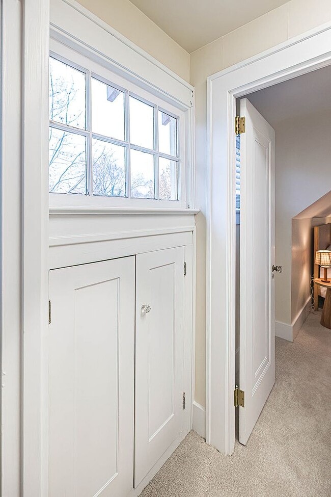 Building Photo - Quaint 4 bedroom Erie Home with Central Air & Garage Parking