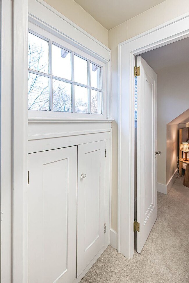 Building Photo - Quaint 4 bedroom Erie Home with Central Air & Garage Parking (Month to Month available)