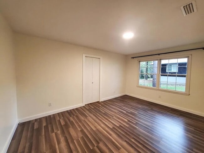 Building Photo - 504 Robin Ln