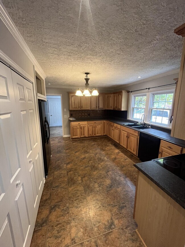 Building Photo - 306 Forest Hills Dr