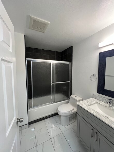 Front Bathroom - 1010 Chester St