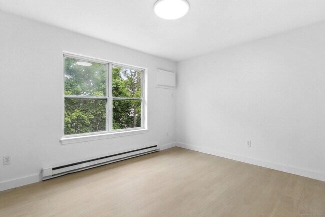 Building Photo - 62 Chestnut St