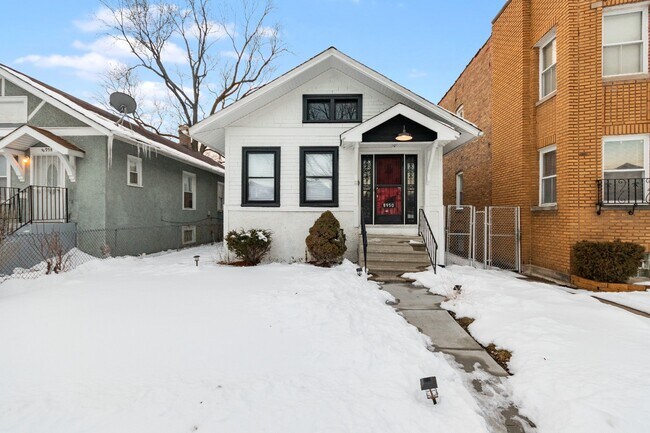 Building Photo - Charming 3-Bedroom Home | 1 Bath | In-Unit...