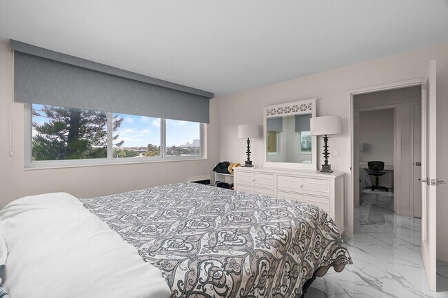 Building Photo - 2400 NE 9th St