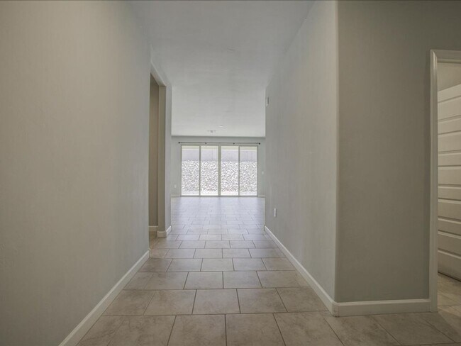 Building Photo - Corona de Tucson 4 Bedroom 2 Bathroom