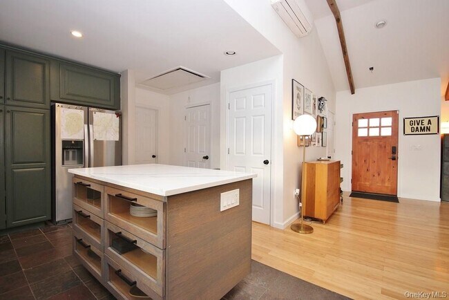 Building Photo - 117 Seven Hills Lake Dr