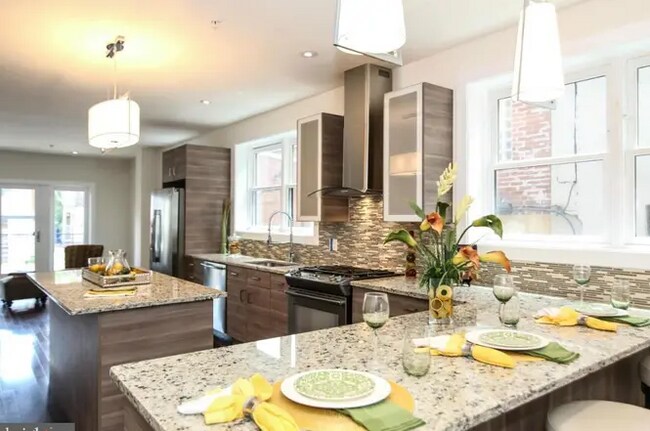 Building Photo - 811-818 8th St NE