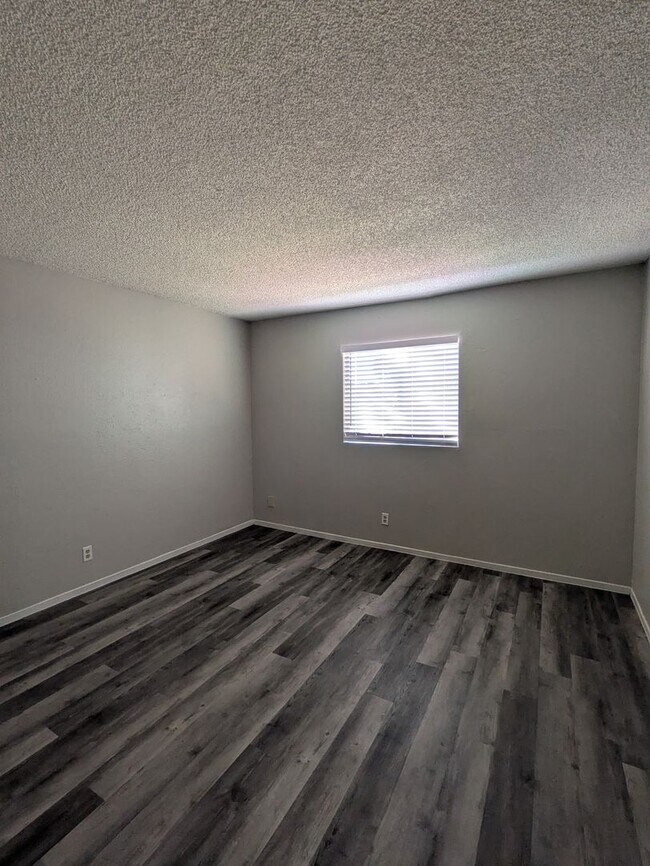 Building Photo - REMODELED 2 BEDROOM FOURPLEX UNIT