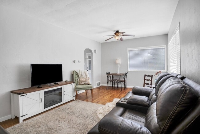 Building Photo - Charming 3 Bedroom Home Centrally Located