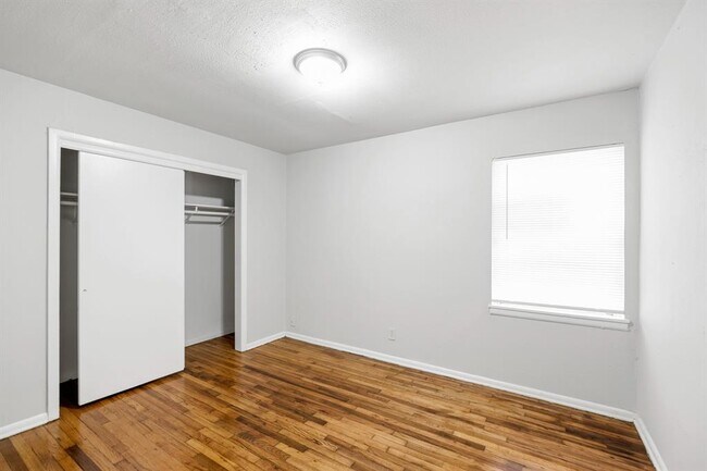Building Photo - 4710 Meadow Park Dr