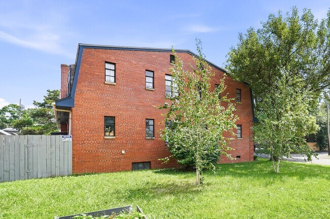 Building Photo - 10-20 E. Deshler Ave
