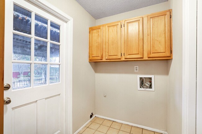 Building Photo - ***MOVE-IN SPECIAL: TWO WEEKS FREE***Single-Story Retreat with Versatile Spaces in Established Ne...