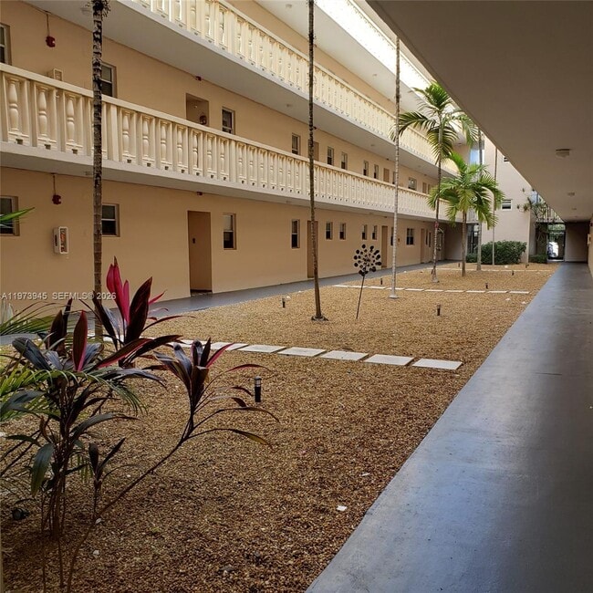 Building Photo - 410 SE 2nd St