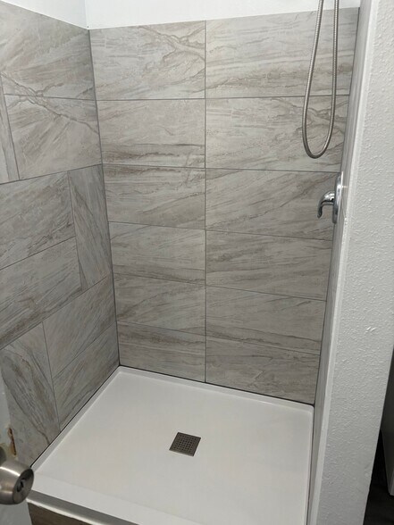 Building Photo - 402 E 43rd Pl