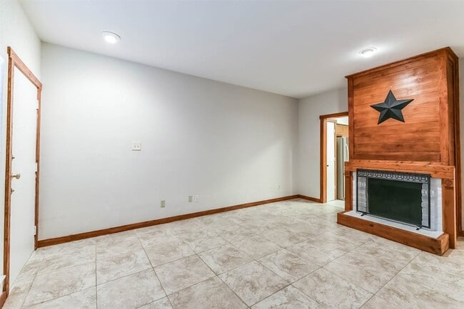 Building Photo - 2100 Tanglewilde St