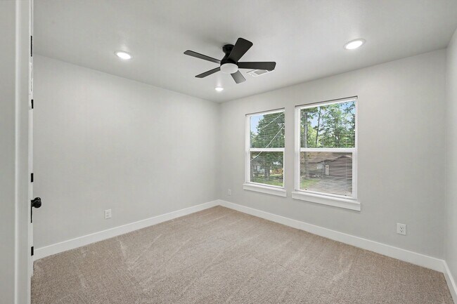 Building Photo - 116 Sun City Ln