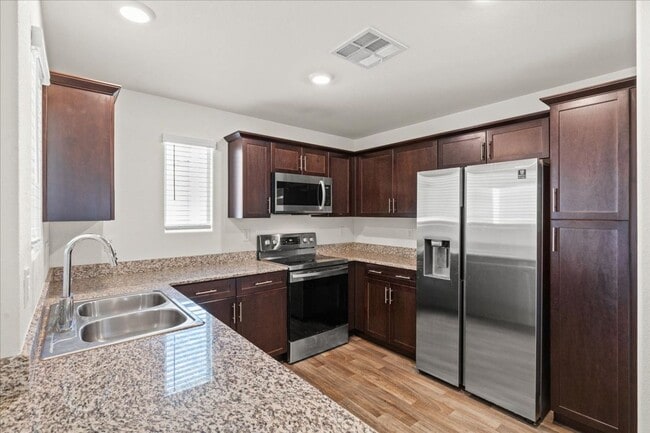 Building Photo - Spacious 3 Bd, 2Bath Open Concept Townhous...