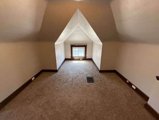 Building Photo - 4 BED 1 BATH SINGLE FAMILY HOME IN CLEVELAND!