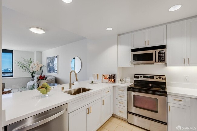 Building Photo - 260 King St