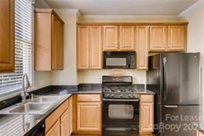 Building Photo - Wonderful craftsman style end-unit townhome