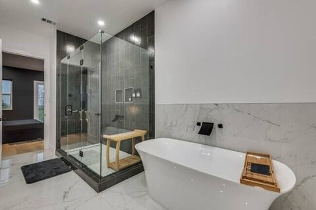 Building Photo - Stunning 3BR  3.5 Bath Townhome in Dallas
