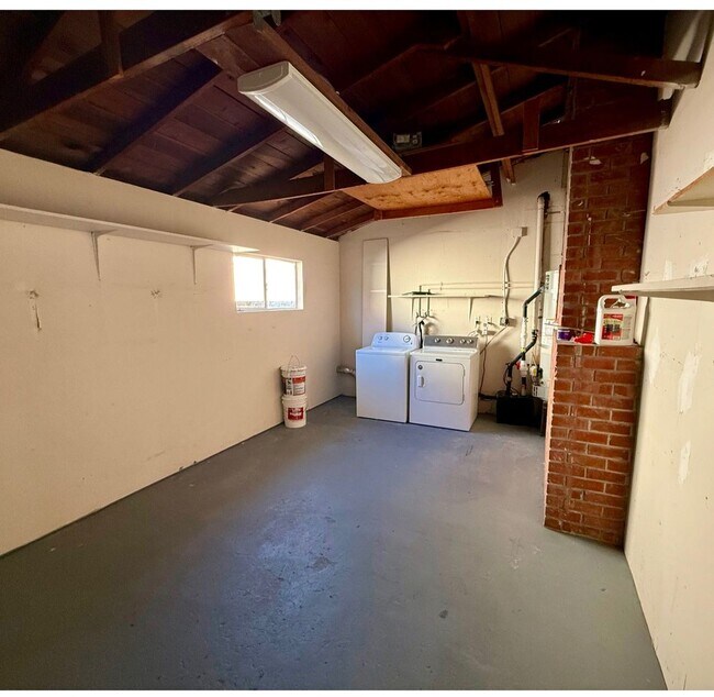 Building Photo - Charming 3 Bedroom, 1 Bath home in the Cam...