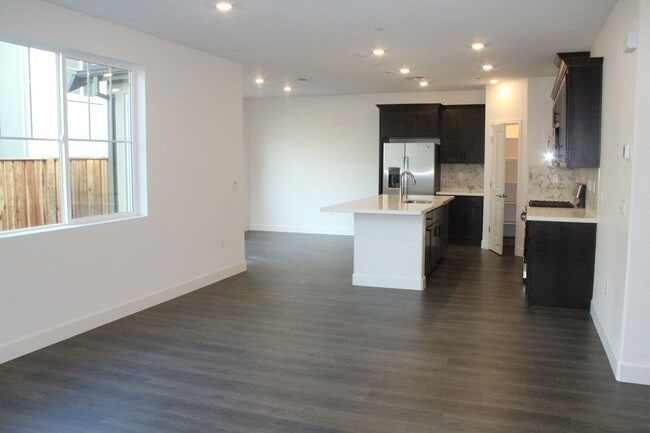 Building Photo - 4 Bedroom / 3 Bath House with Solar in San Marco Community-Close to Bart!