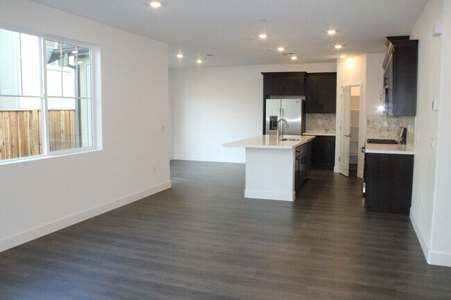 Building Photo - ***PENDING*** 4 Bedroom / 3 Bath House with Solar in San Marco Community-Close to Bart!