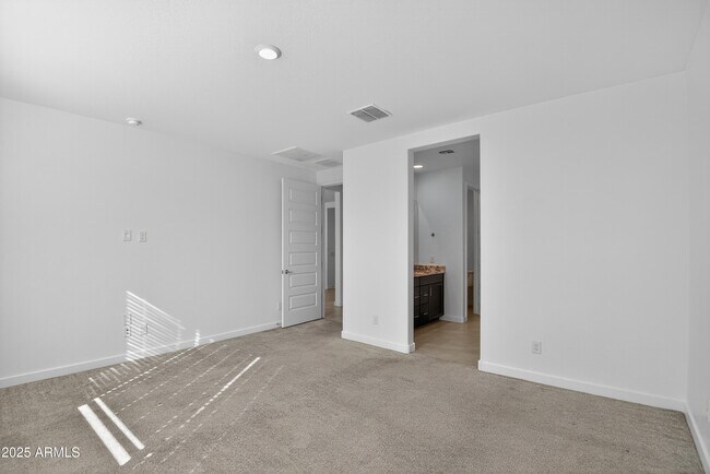 Building Photo - 2555 W Sunland Ave