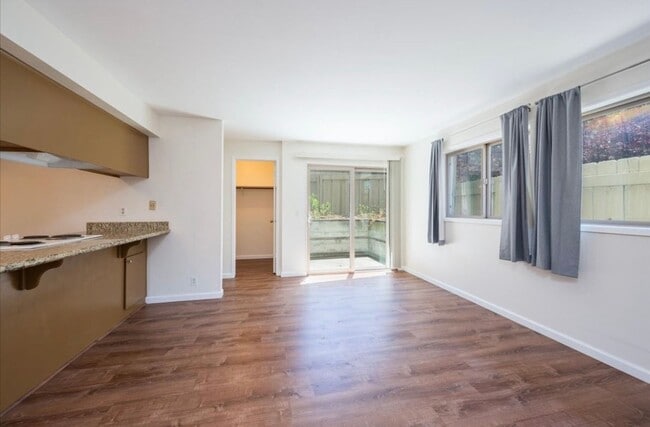 Building Photo - Charming Studio