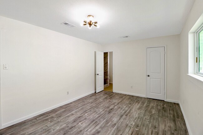Building Photo - 6014 Willowbend Blvd