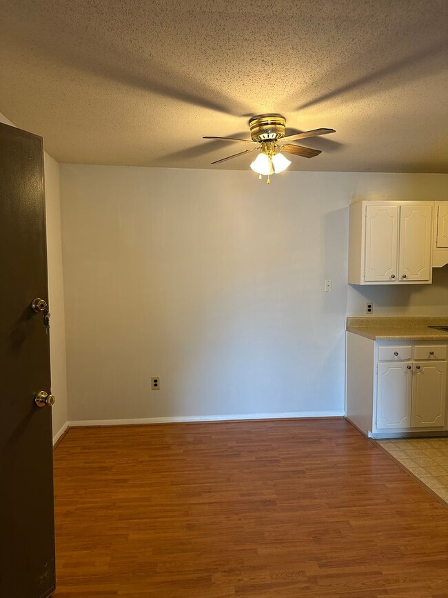 Building Photo - 1 Bed/ 1 bath Condo