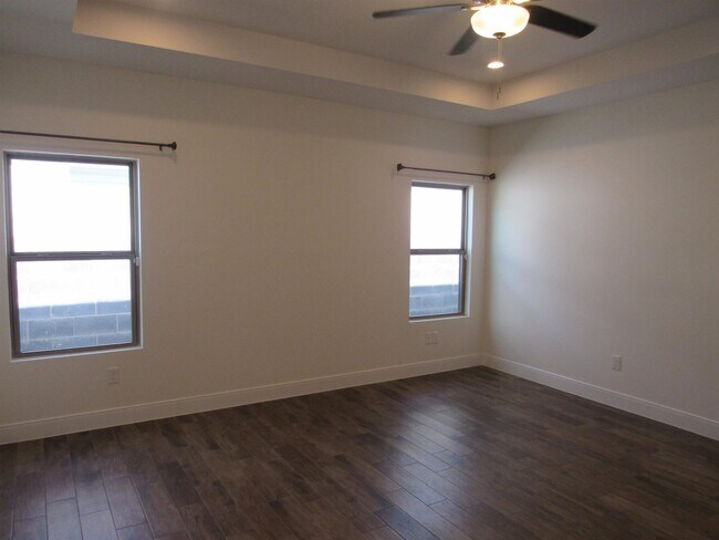 Building Photo - 2419 Messi St