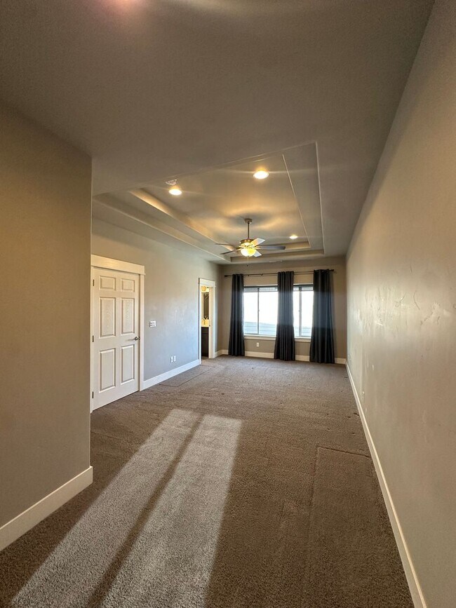 Building Photo - Beautiful Stone Creek Home | Open Layout, RV Parking & Private Pool Access