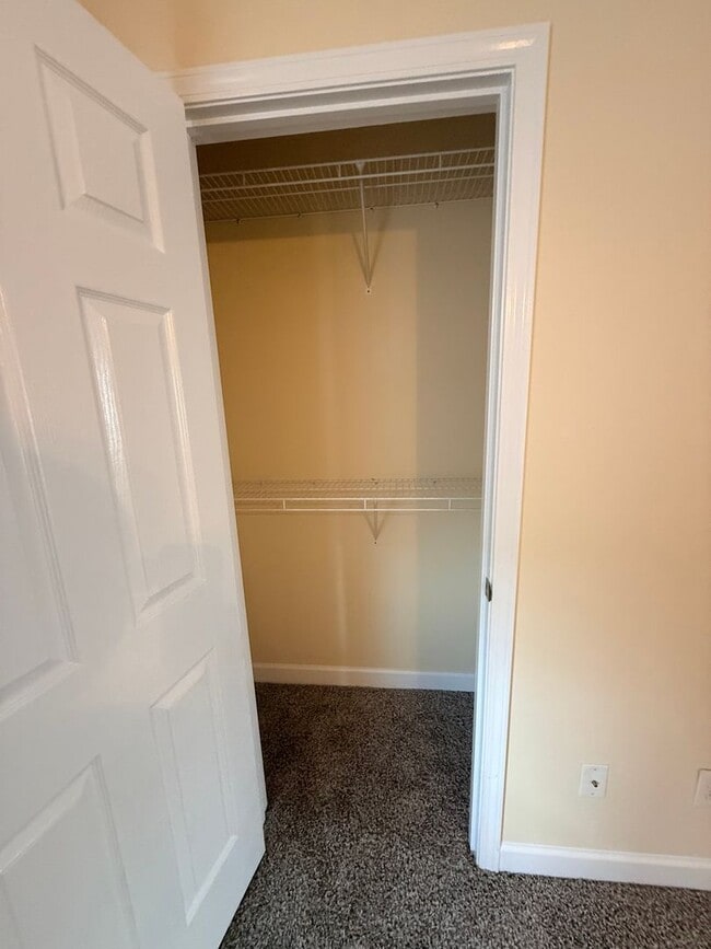 Building Photo - Great townhouse for quiet family living