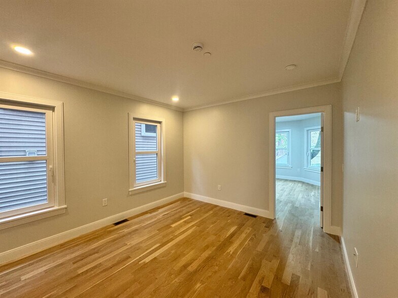 Building Photo - 35 Gore St