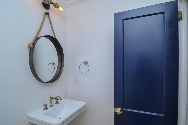 Building Photo - Beautiful 3 bedroom/2 bath house in highly desirable Shandon location! Available June 2026!