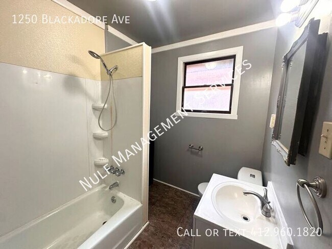 Building Photo - 1250 Blackadore Ave