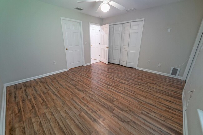 Building Photo - UPDATED 2 Bed / 2 Bath with LOFT in Summer...
