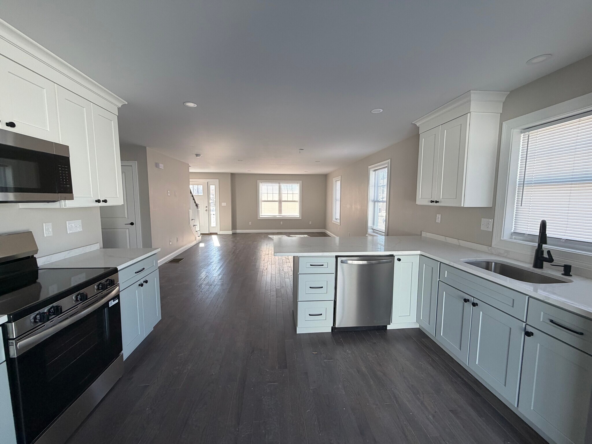 Building Photo - 93 Waterman Ave