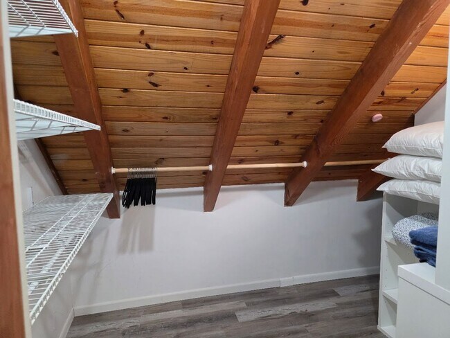 Building Photo - Cozy Coastal Retreat!