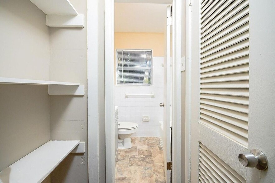 Building Photo - 185 Oak Dr SW