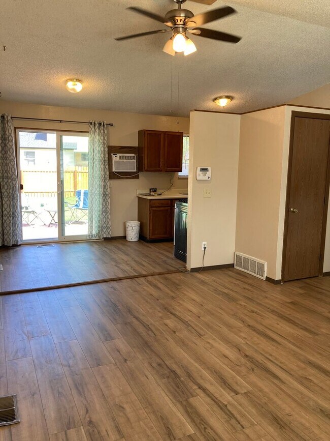 Building Photo - Charming 3 Bed, 2 Bath Home with Spacious ...