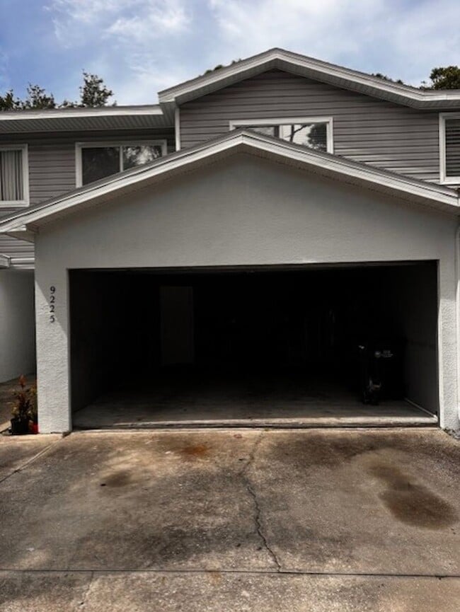 Building Photo - Luxury 3 bedroom 2 bathroom townhome avail...