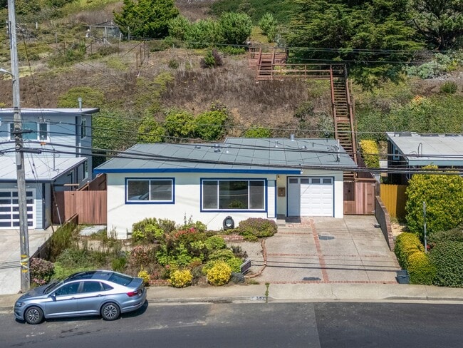 Building Photo - Pacific Ocean and Hillside Views